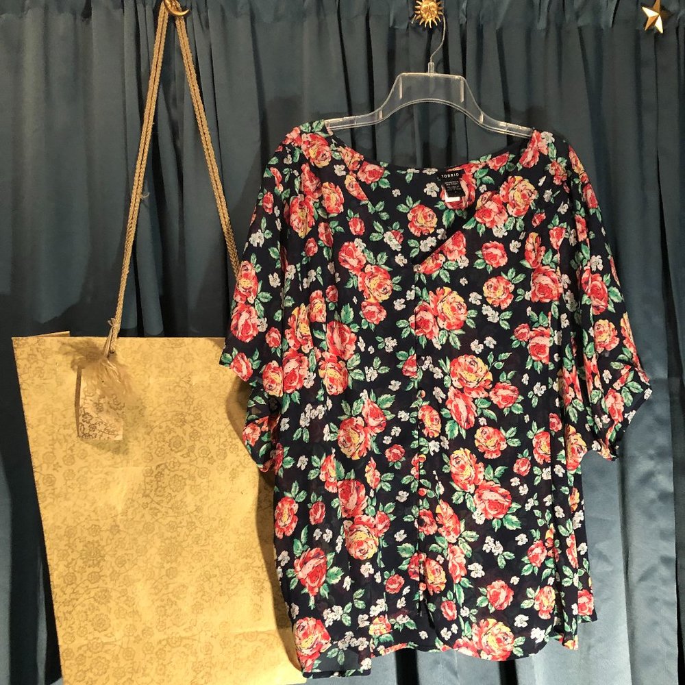 torrid Floral Button Front Top. (Torrid tub).  Live:#23